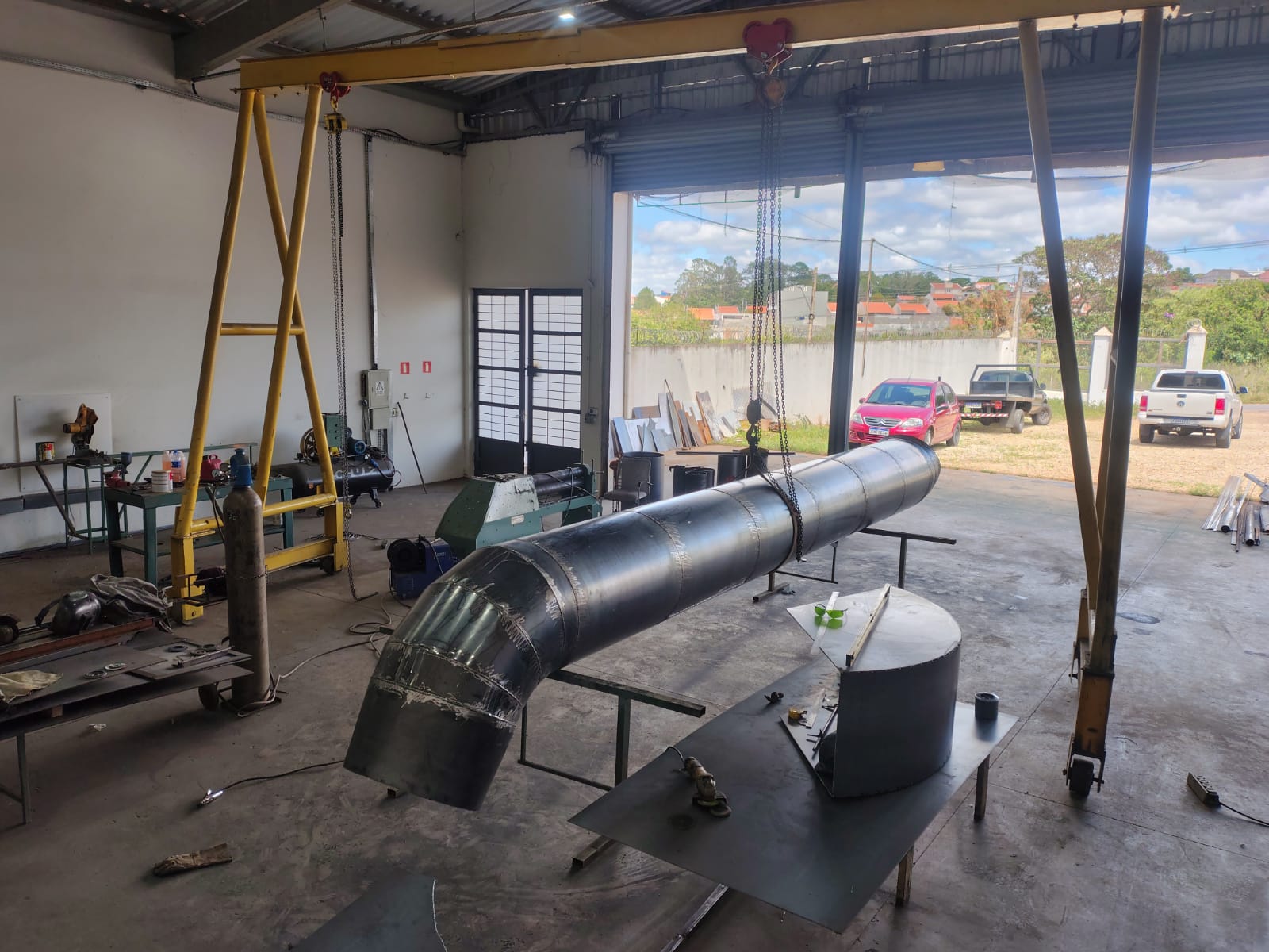 Duto e curva em fabricação