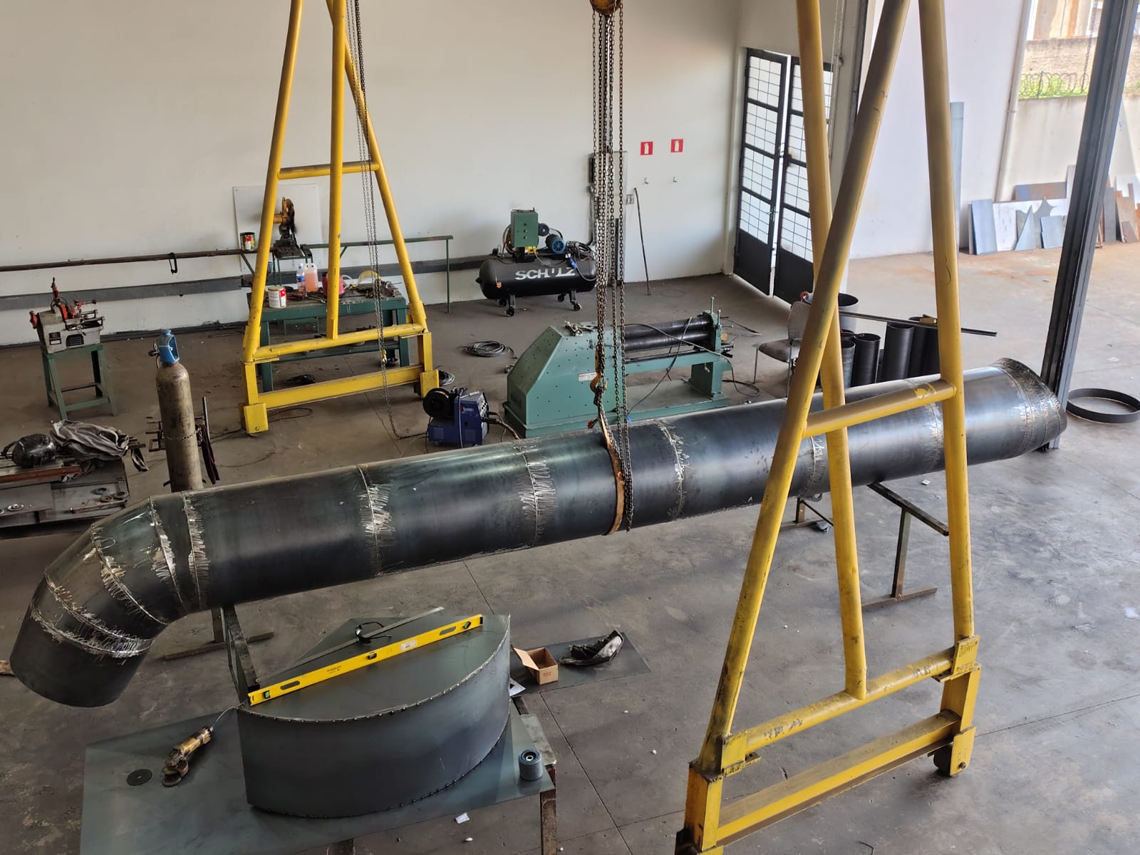 Tubulação içada para montagem