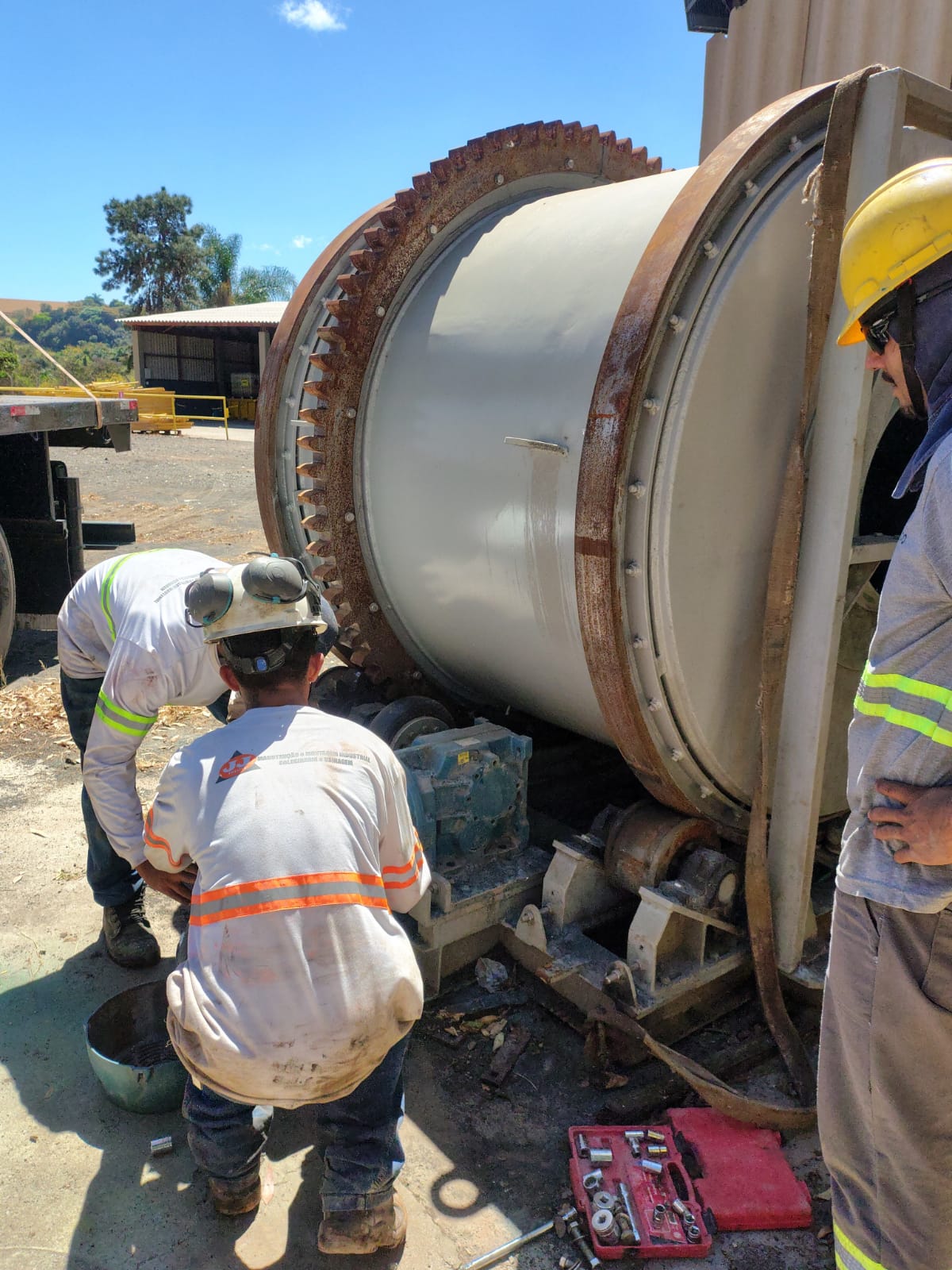Manutenção em moinho rotativo