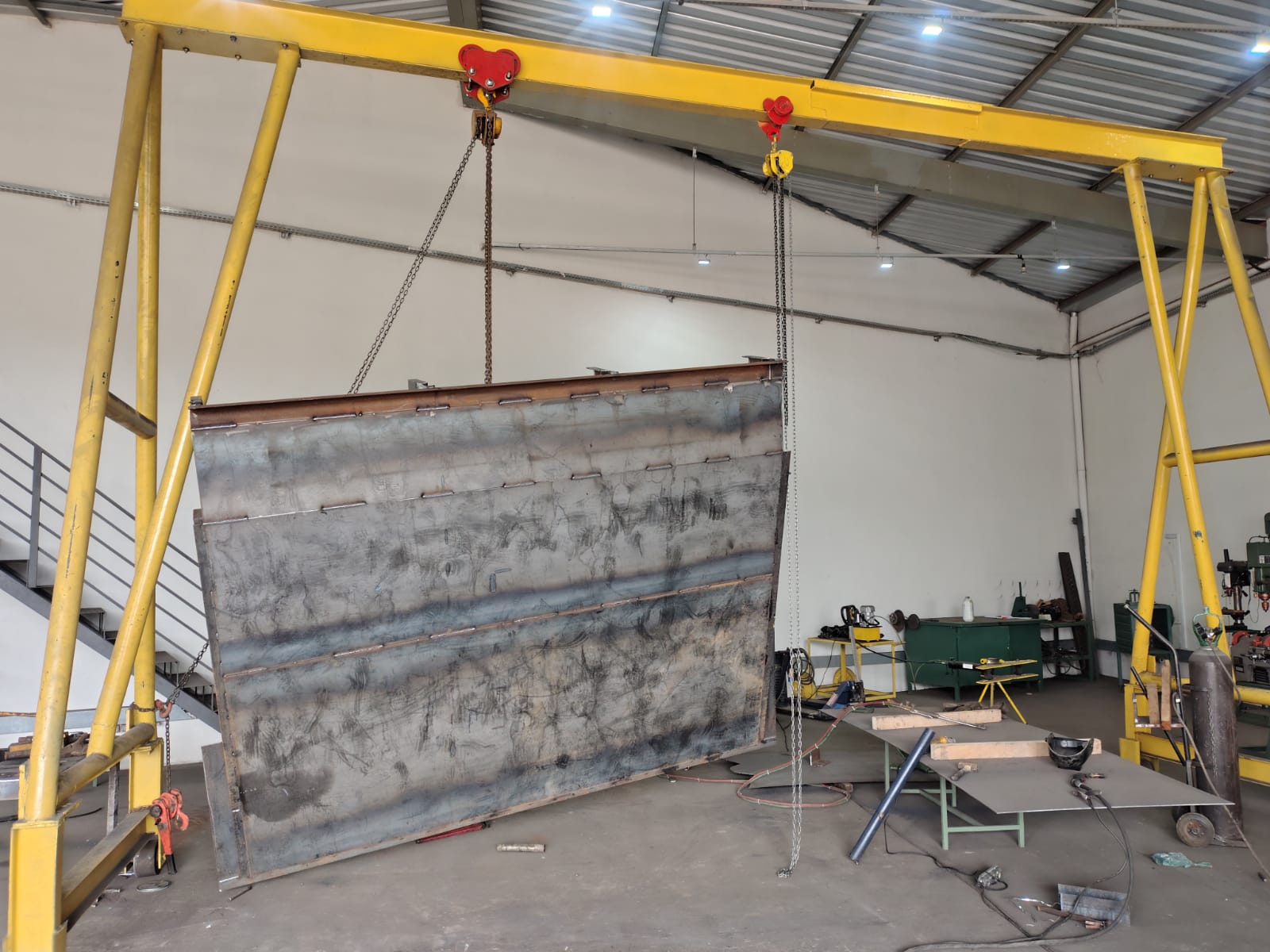 Chapa metálica em montagem